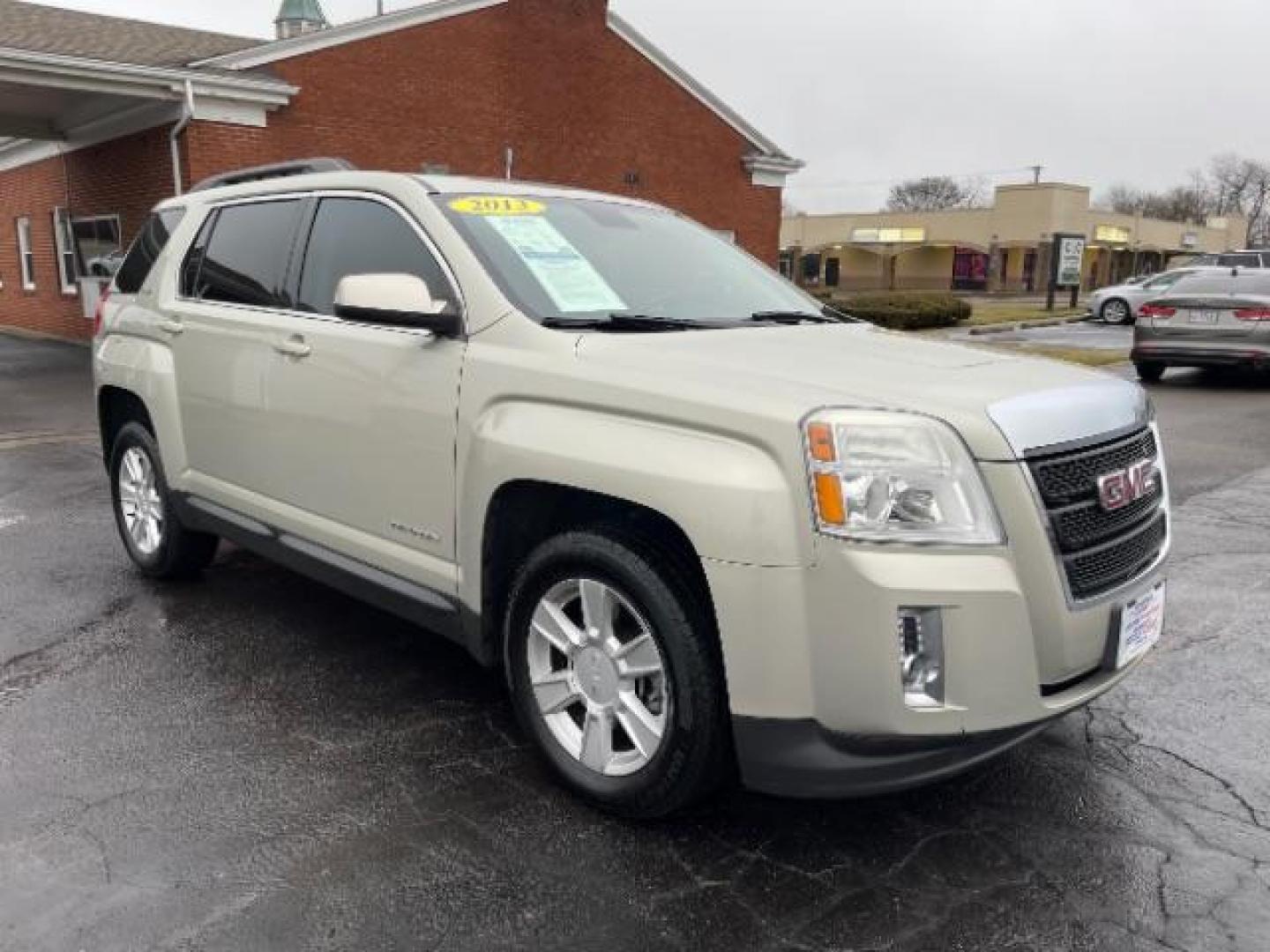 2013 Champagne Silver Metallic GMC Terrain SLE2 FWD (2GKALSEK1D6) with an 2.4L L4 DOHC 16V FFV engine, 6-Speed Automatic transmission, located at 1230 East Main St, Xenia, OH, 45385, (937) 908-9800, 39.688026, -83.910172 - Photo#0