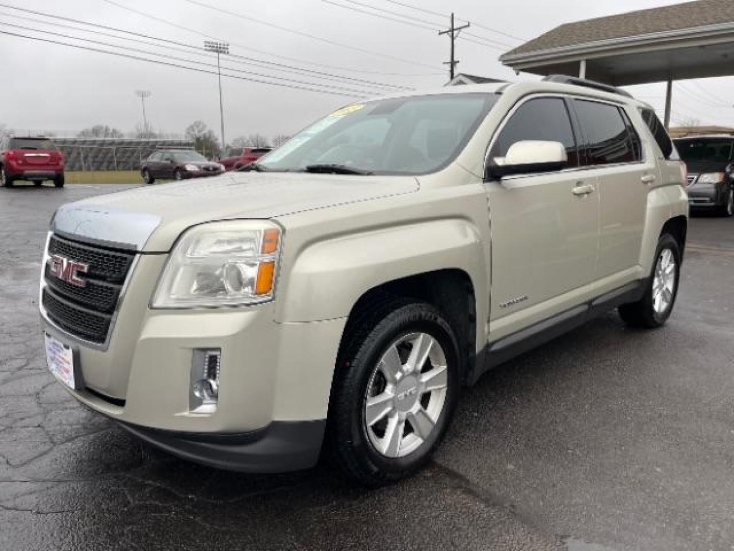 2013 Champagne Silver Metallic GMC Terrain SLE2 FWD (2GKALSEK1D6) with an 2.4L L4 DOHC 16V FFV engine, 6-Speed Automatic transmission, located at 1230 East Main St, Xenia, OH, 45385, (937) 908-9800, 39.688026, -83.910172 - Photo#1