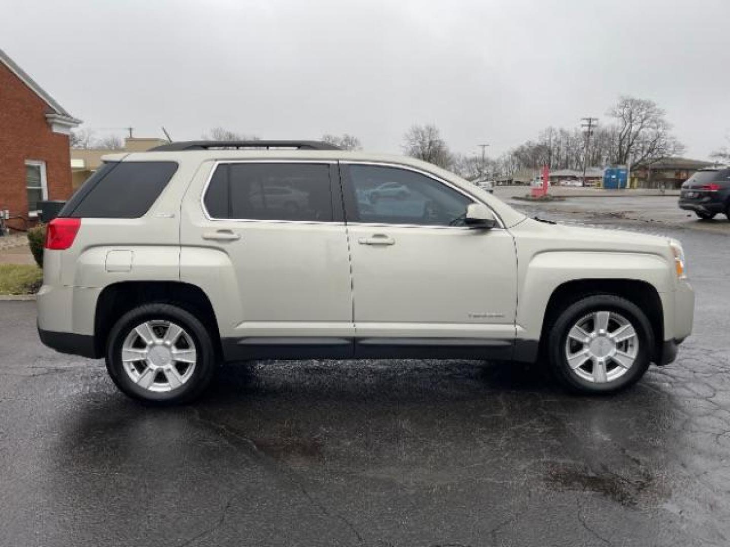 2013 Champagne Silver Metallic GMC Terrain SLE2 FWD (2GKALSEK1D6) with an 2.4L L4 DOHC 16V FFV engine, 6-Speed Automatic transmission, located at 1230 East Main St, Xenia, OH, 45385, (937) 908-9800, 39.688026, -83.910172 - Photo#3