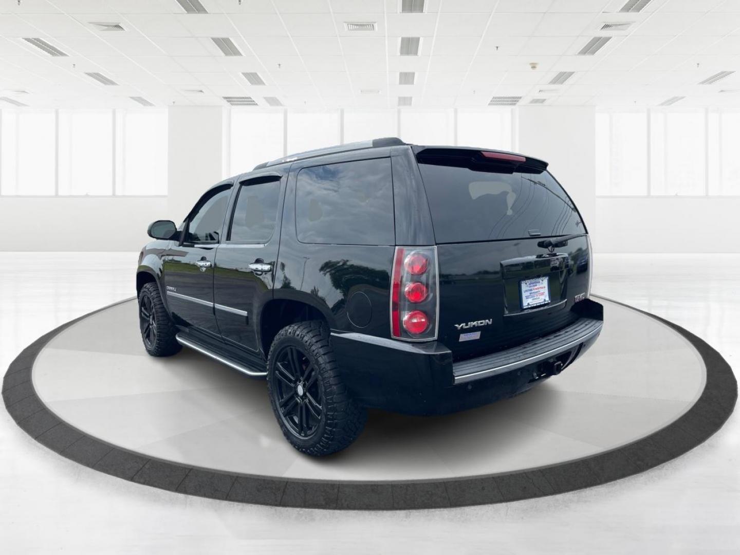 2013 Carbon Black Metallic GMC Yukon Denali 4WD (1GKS2EEF0DR) with an 6.2L V8 OHV 16V engine, 6-Speed Automatic transmission, located at 1951 S Dayton Lakeview Rd., New Carlisle, OH, 45344, (937) 908-9800, 39.890999, -84.050255 - Photo#4