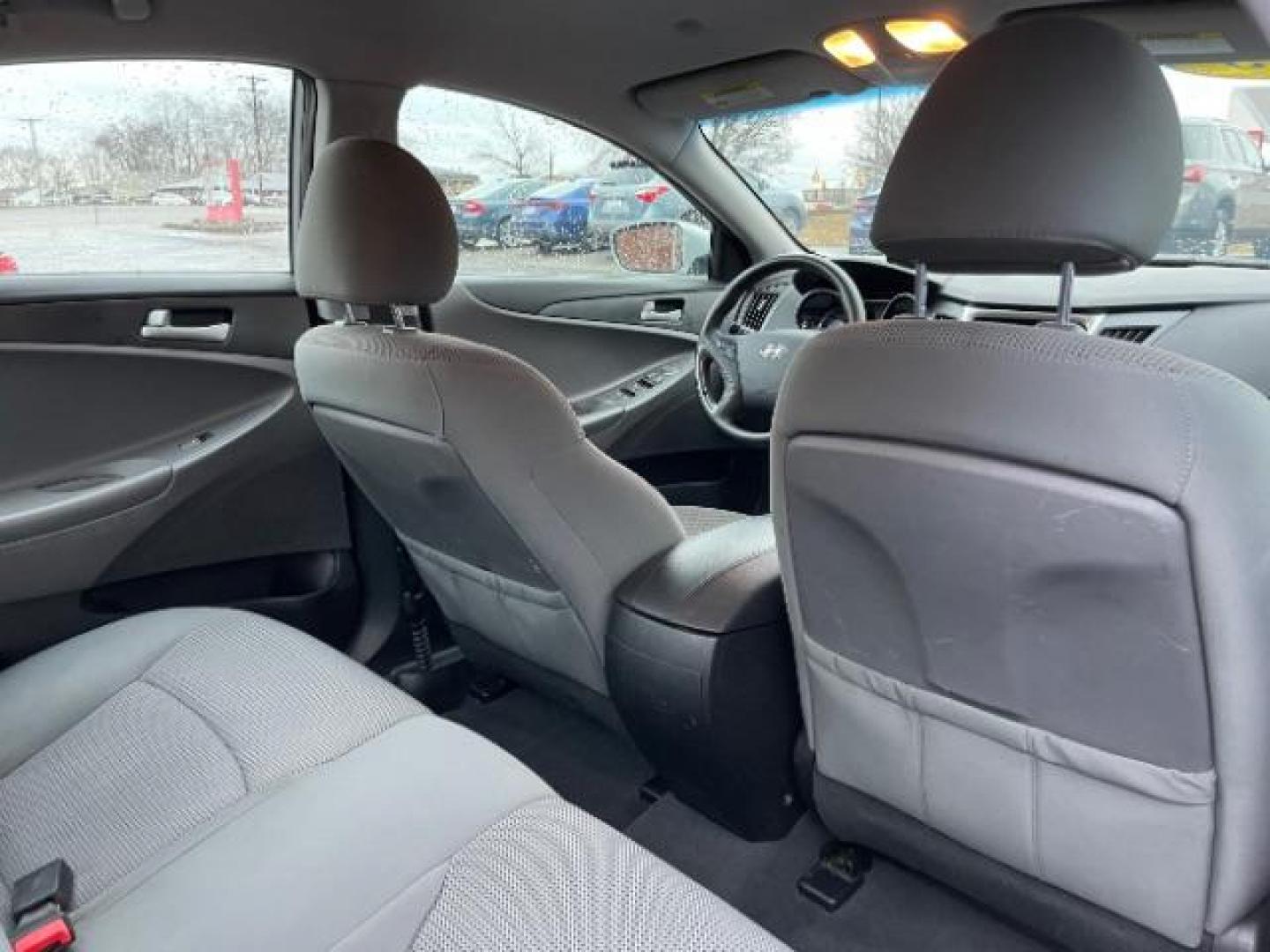 2013 Silver Hyundai Sonata GLS (5NPEB4AC8DH) with an 2.4L L4 DOHC 16V engine, 6-Speed Automatic transmission, located at 1230 East Main St, Xenia, OH, 45385, (937) 908-9800, 39.688026, -83.910172 - Photo#9