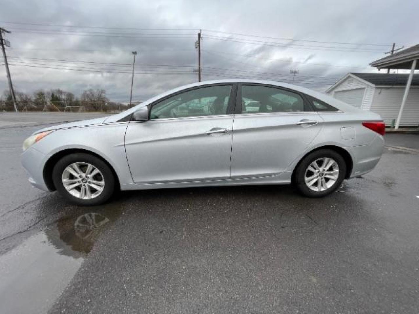 2013 Silver Hyundai Sonata GLS (5NPEB4AC8DH) with an 2.4L L4 DOHC 16V engine, 6-Speed Automatic transmission, located at 1230 East Main St, Xenia, OH, 45385, (937) 908-9800, 39.688026, -83.910172 - Photo#2