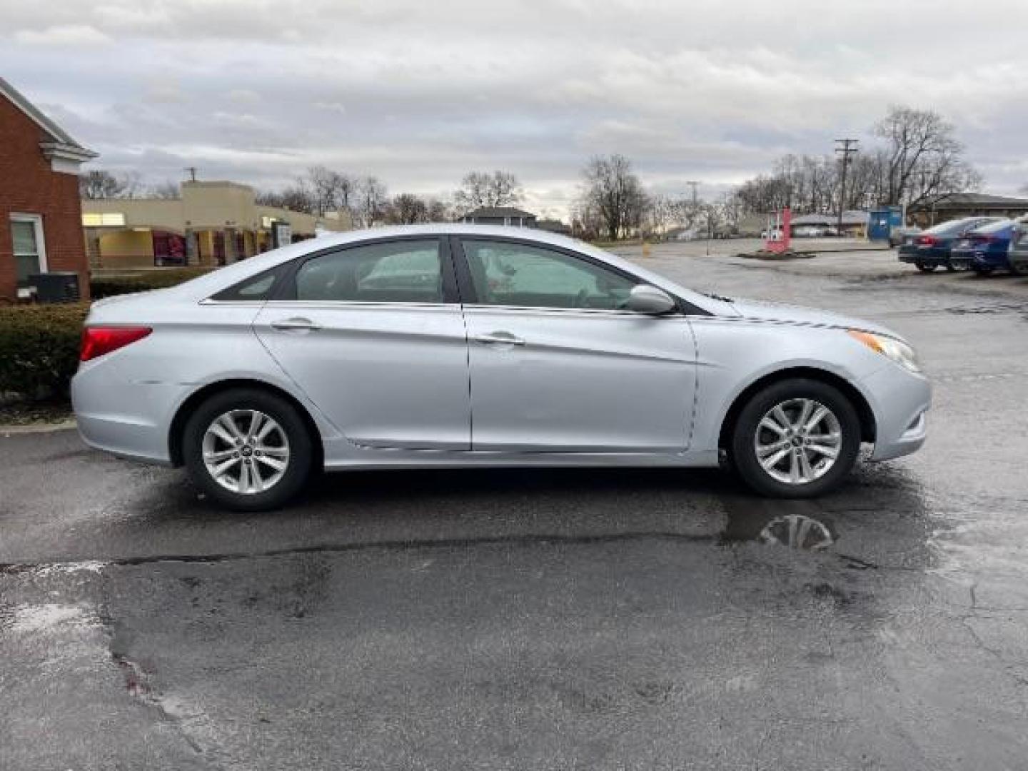 2013 Silver Hyundai Sonata GLS (5NPEB4AC8DH) with an 2.4L L4 DOHC 16V engine, 6-Speed Automatic transmission, located at 1230 East Main St, Xenia, OH, 45385, (937) 908-9800, 39.688026, -83.910172 - Photo#3