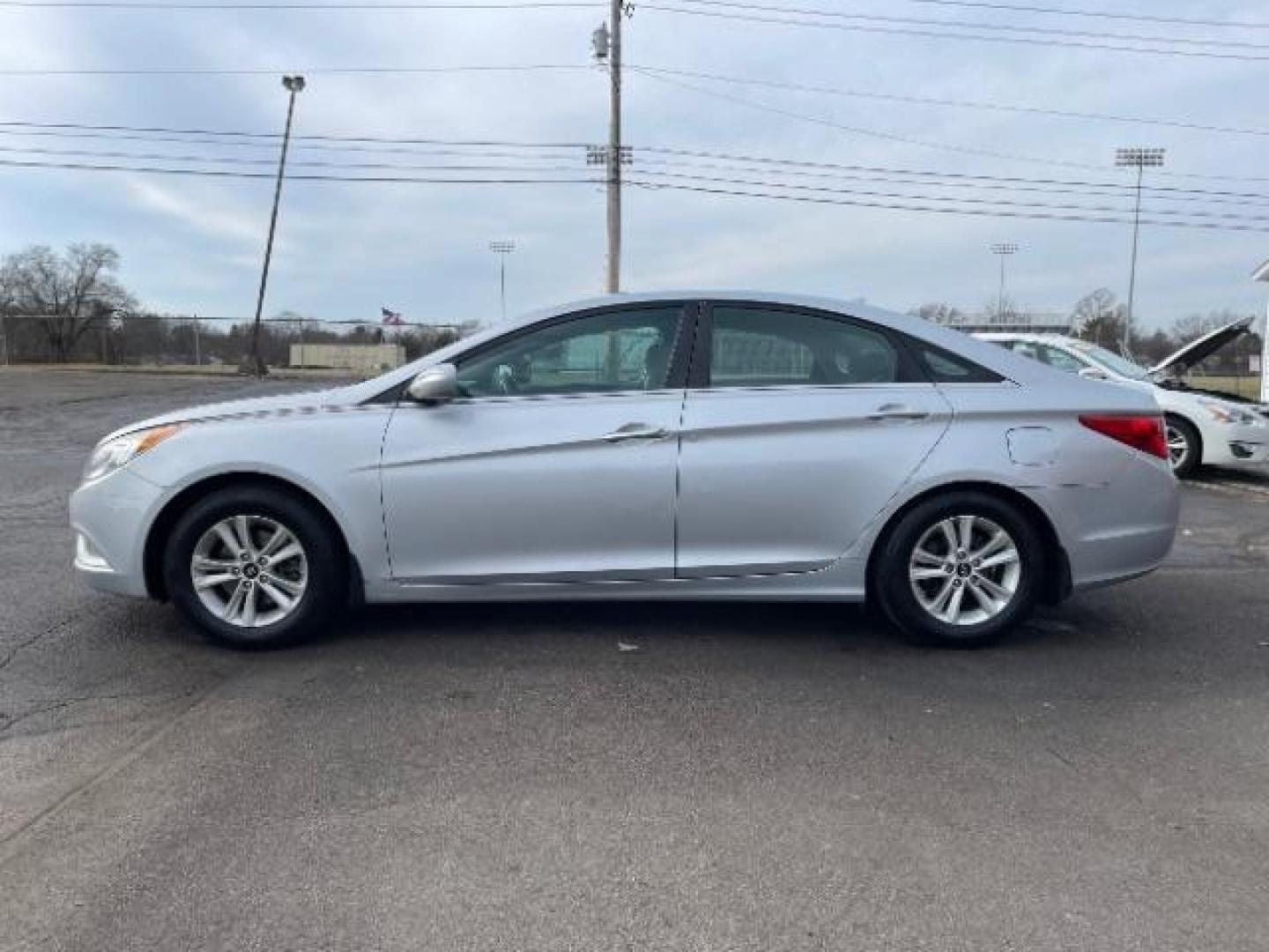 2013 Silver Hyundai Sonata GLS (5NPEB4AC5DH) with an 2.4L L4 DOHC 16V engine, 6-Speed Automatic transmission, located at 1099 N County Rd 25A , Troy, OH, 45373, (937) 908-9800, 40.057079, -84.212883 - Photo#3