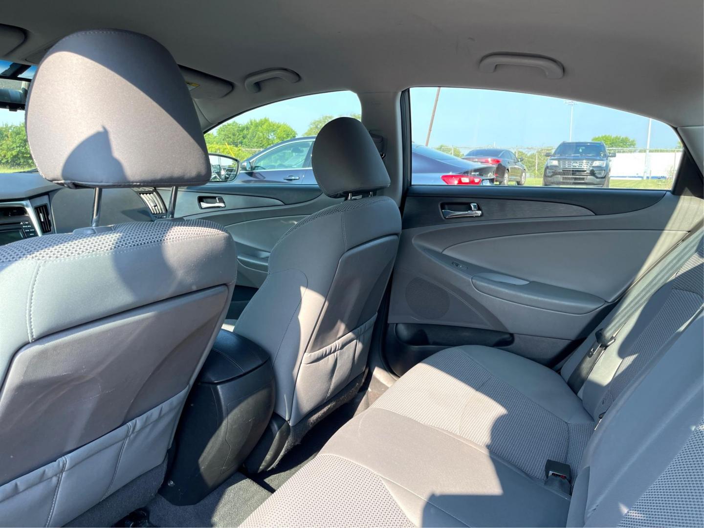 2013 Gray Hyundai Sonata (5NPEB4AC5DH) with an 2.4L L4 DOHC 16V engine, 6-Speed Automatic transmission, located at 880 E. National Road, Vandalia, OH, 45377, (937) 908-9800, 39.891918, -84.183594 - Photo#9