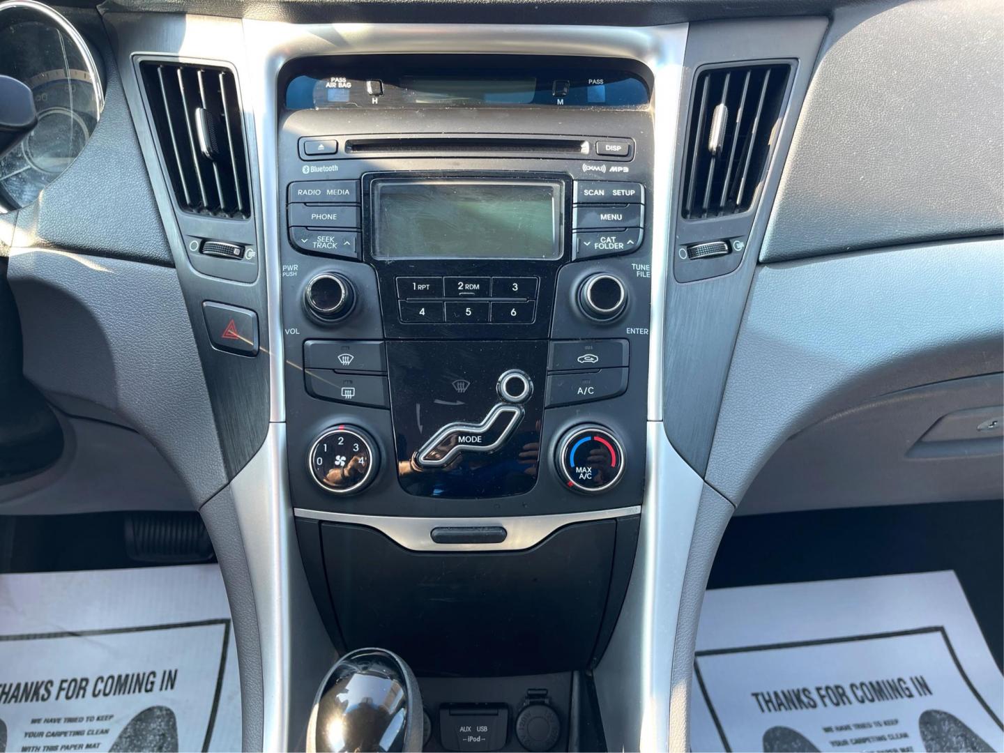 2013 Gray Hyundai Sonata (5NPEB4AC5DH) with an 2.4L L4 DOHC 16V engine, 6-Speed Automatic transmission, located at 880 E. National Road, Vandalia, OH, 45377, (937) 908-9800, 39.891918, -84.183594 - Photo#11