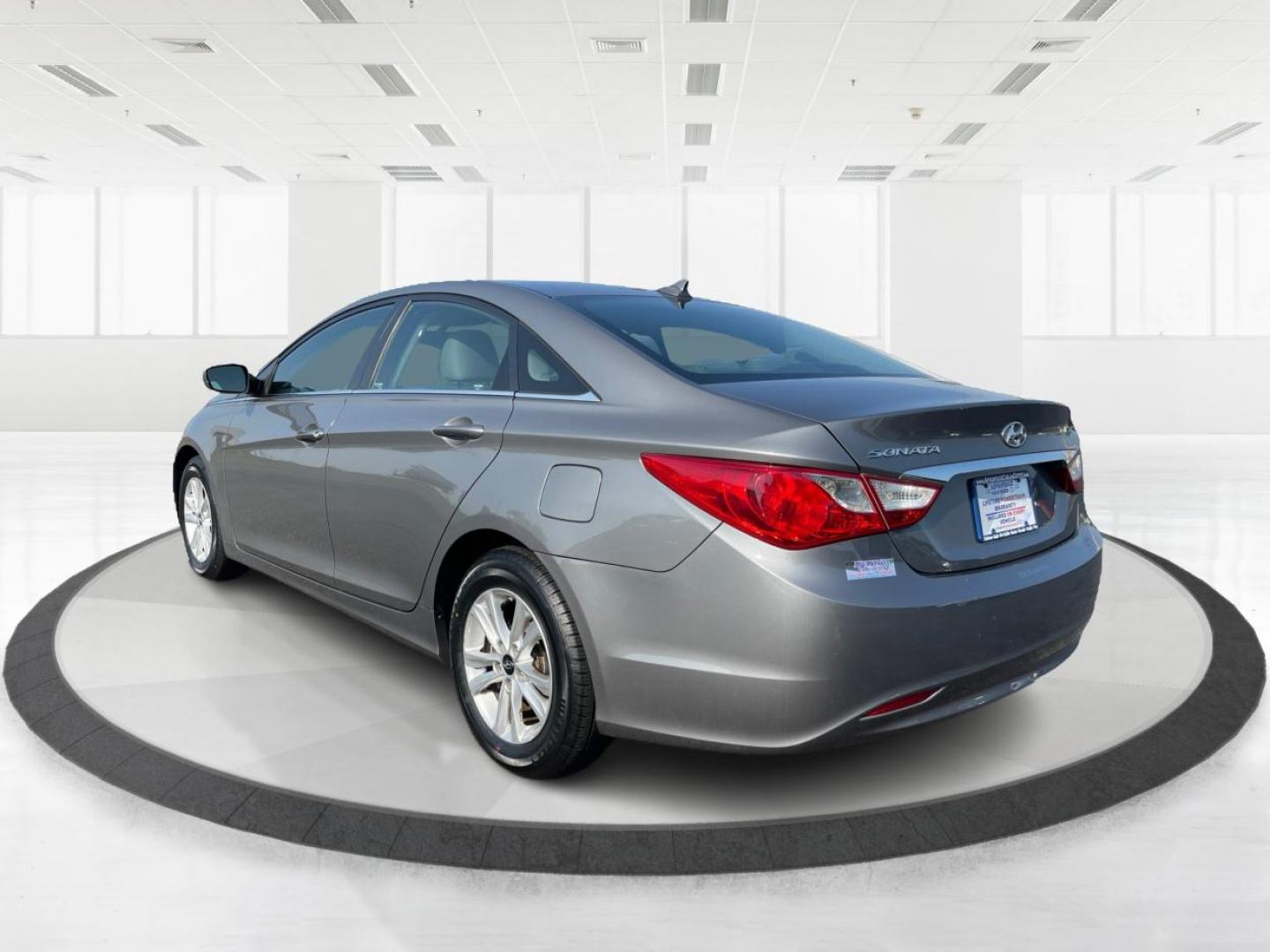 2013 Gray Hyundai Sonata (5NPEB4AC5DH) with an 2.4L L4 DOHC 16V engine, 6-Speed Automatic transmission, located at 880 E. National Road, Vandalia, OH, 45377, (937) 908-9800, 39.891918, -84.183594 - Photo#4