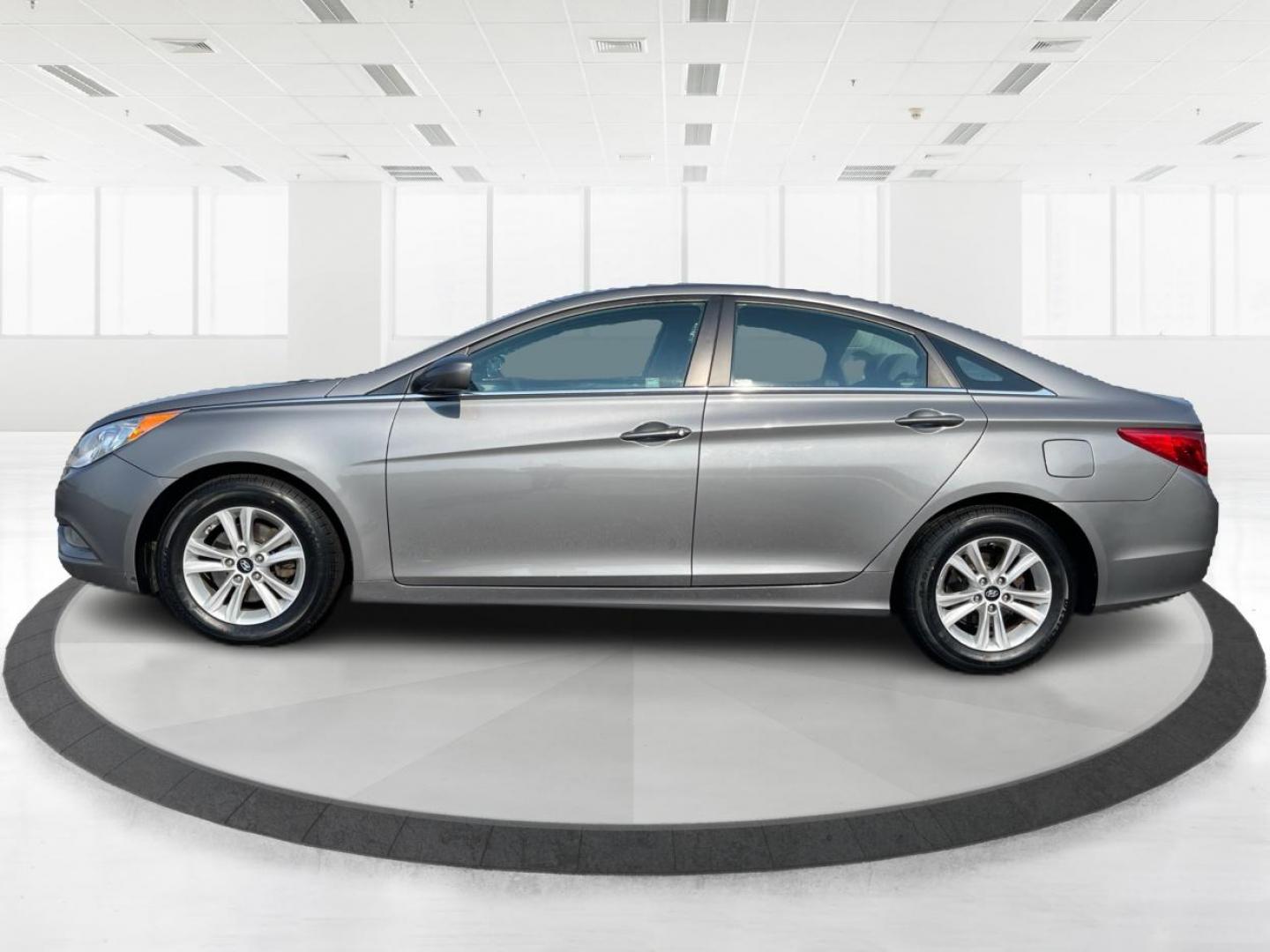 2013 Gray Hyundai Sonata (5NPEB4AC5DH) with an 2.4L L4 DOHC 16V engine, 6-Speed Automatic transmission, located at 880 E. National Road, Vandalia, OH, 45377, (937) 908-9800, 39.891918, -84.183594 - Photo#5