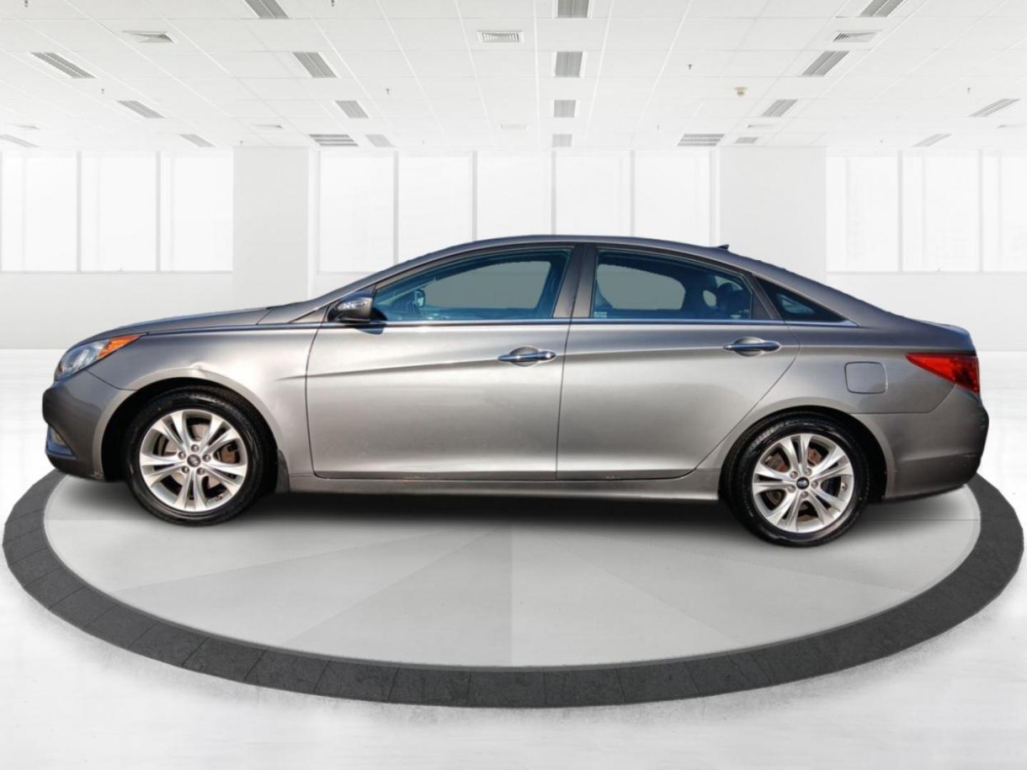 2013 Gray Hyundai Sonata Limited Auto (5NPEC4ACXDH) with an 2.4L L4 DOHC 16V engine, 6-Speed Automatic transmission, located at 1230 East Main St, Xenia, OH, 45385, (937) 908-9800, 39.688026, -83.910172 - Photo#5