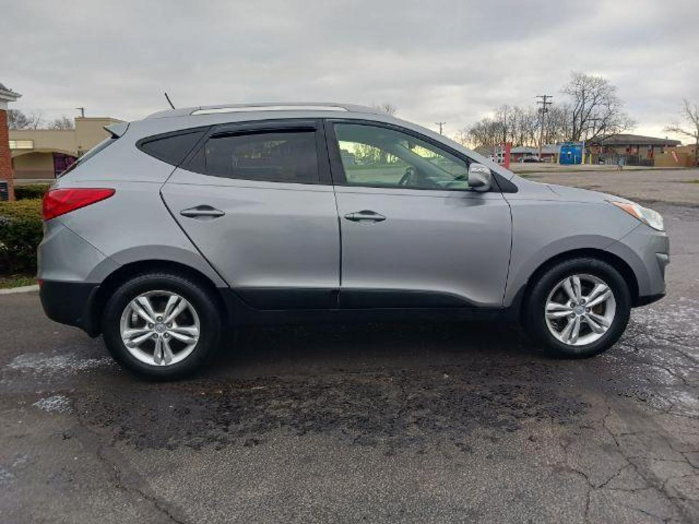 2013 Diamond Silver Metallic Hyundai Tucson GLS AWD (KM8JUCAC2DU) with an 2.4L L4 DOHC 16V engine, 6-Speed Automatic transmission, located at 401 Woodman Dr, Riverside, OH, 45431, (937) 908-9800, 39.760899, -84.123421 - Photo#4