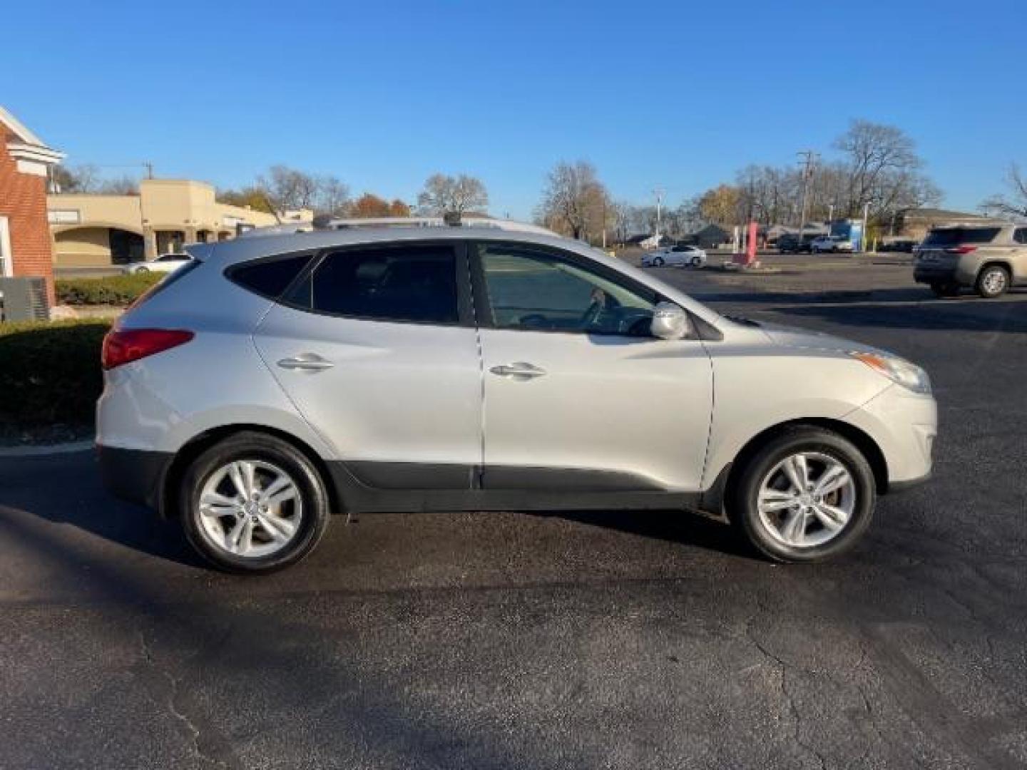 2013 Diamond Silver Metallic Hyundai Tucson GLS AWD (KM8JUCAC1DU) with an 2.4L L4 DOHC 16V engine, 6-Speed Automatic transmission, located at 1230 East Main St, Xenia, OH, 45385, (937) 908-9800, 39.688026, -83.910172 - Photo#3