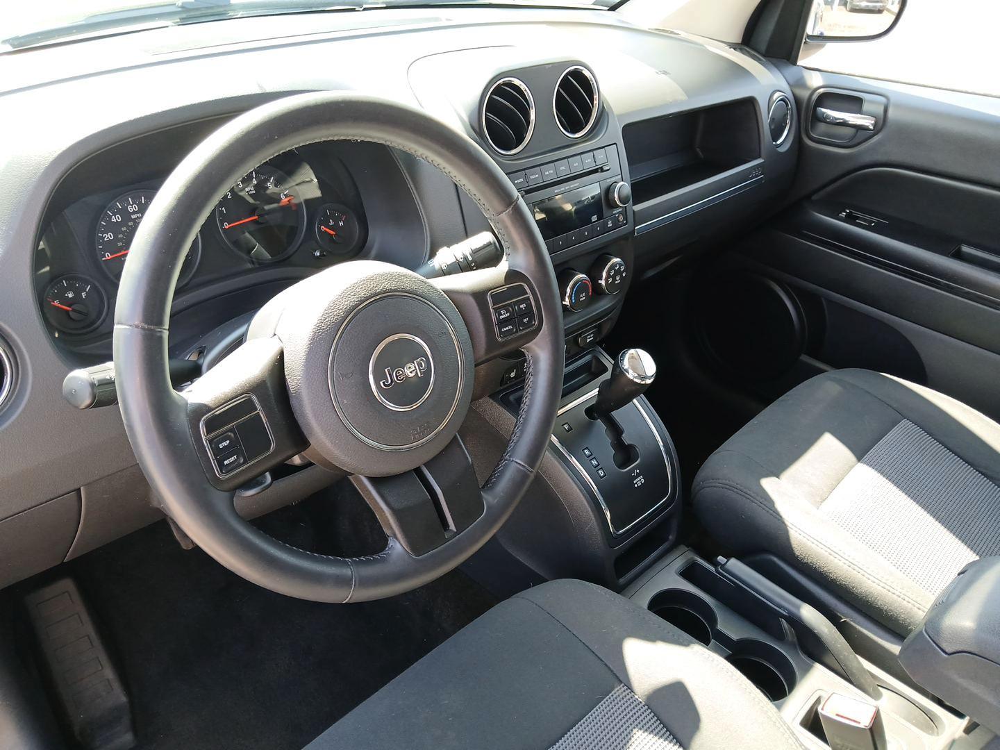 2013 True Blue Pearlcoat Jeep Compass Latitude FWD (1C4NJCEB0DD) with an 2.4L L4 DOHC 16V engine, Continuously Variable Transmission transmission, located at 401 Woodman Dr, Riverside, OH, 45431, (937) 908-9800, 39.760899, -84.123421 - Photo#8