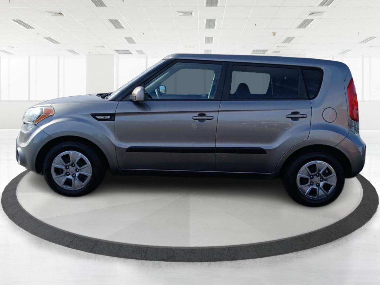 2013 Bright Silver Metallic Kia Soul Base (KNDJT2A58D7) with an 1.6L L4 DOHC 16V engine, 5-Speed Manual transmission, located at 1230 East Main St, Xenia, OH, 45385, (937) 908-9800, 39.688026, -83.910172 - Photo#3