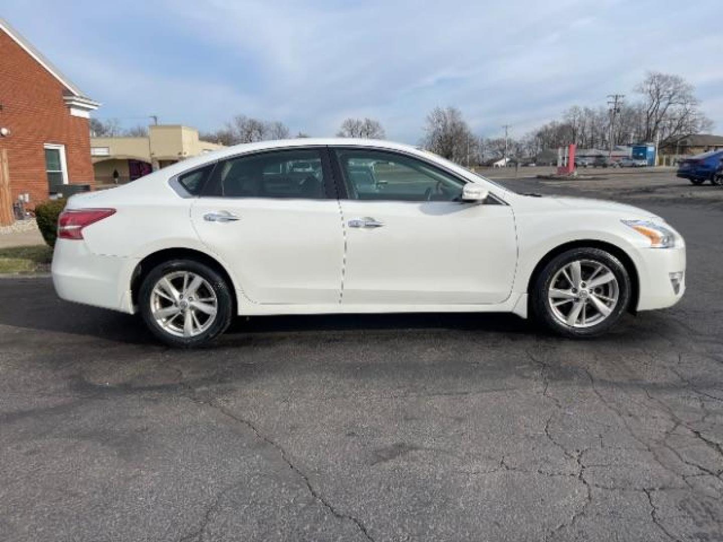 2013 Pearl White Nissan Altima 2.5 SV (1N4AL3AP4DN) with an 2.5L L4 DOHC 16V engine, located at 1099 N County Rd 25A , Troy, OH, 45373, (937) 908-9800, 40.057079, -84.212883 - Photo#2