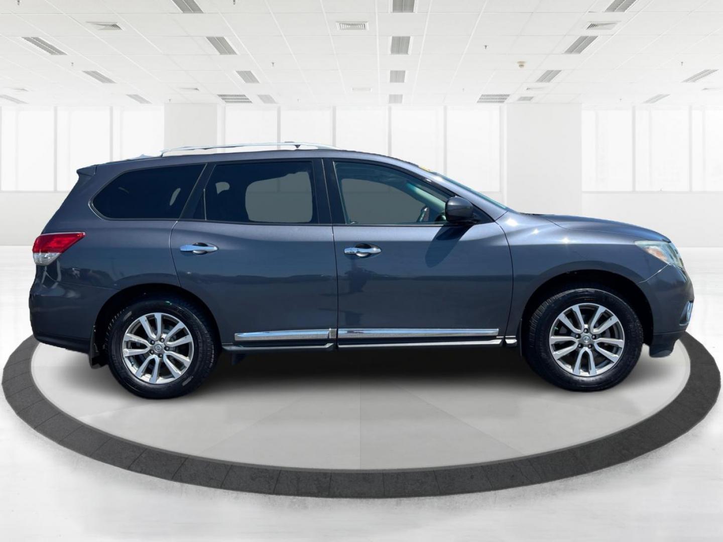 2013 Gray Nissan Pathfinder SL (5N1AR2MM8DC) , located at 1184 Kauffman Ave, Fairborn, OH, 45324, (937) 908-9800, 39.807072, -84.030914 - Photo#1