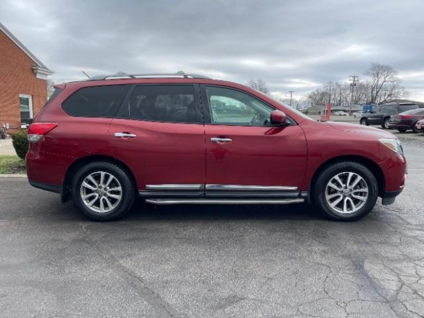 2013 Red Nissan Pathfinder SL (5N1AR2MM0DC) , Auto transmission, located at 401 Woodman Dr, Riverside, OH, 45431, (937) 908-9800, 39.760899, -84.123421 - Photo#3