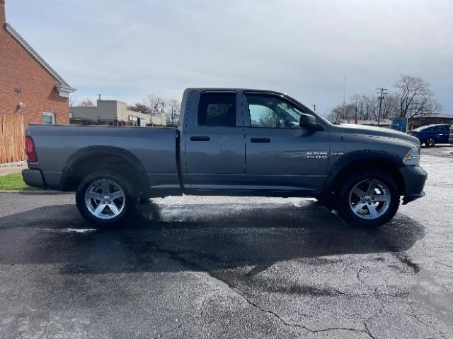 2013 Mineral Gray Metallic RAM 1500 Tradesman Quad Cab 4WD (1C6RR7FT8DS) with an 5.7L V8 OHV 16V engine, 6-Speed Automatic transmission, located at 1230 East Main St, Xenia, OH, 45385, (937) 908-9800, 39.688026, -83.910172 - Photo#5