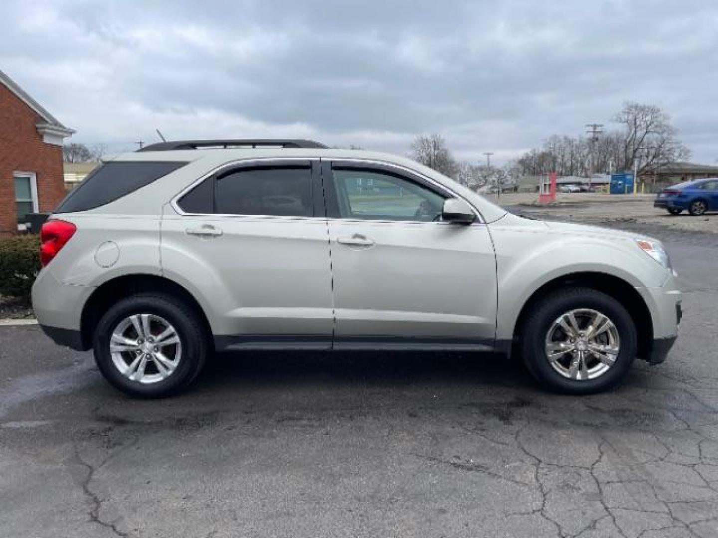 2014 Champagne Silver Metallic Chevrolet Equinox 1LT 2WD (2GNALBEK0E6) with an 2.4L L4 DOHC 16V FFV engine, 6-Speed Automatic transmission, located at 401 Woodman Dr, Riverside, OH, 45431, (937) 908-9800, 39.760899, -84.123421 - Photo#3