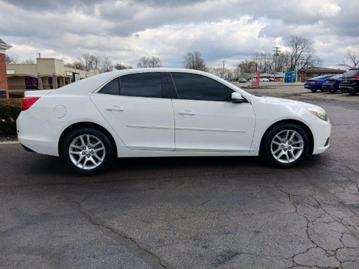 2014 Summit White Chevrolet Malibu 1LT (1G11C5SL3EF) with an 2.5L L4 DOHC 16V engine, 6-Speed Automatic transmission, located at 1230 East Main St, Xenia, OH, 45385, (937) 908-9800, 39.688026, -83.910172 - Photo#4