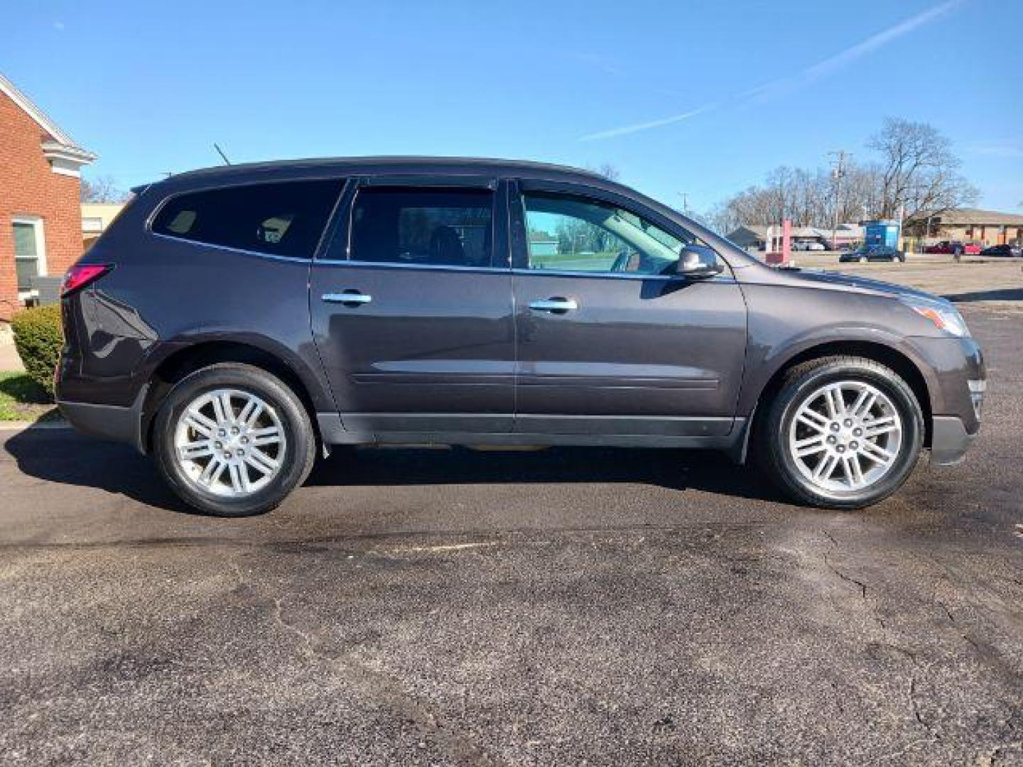 2014 Cyber Gray Metallic Chevrolet Traverse 1LT AWD (1GNKVGKD5EJ) with an 3.6L V6 DOHC 24V engine, 6-Speed Automatic transmission, located at 1230 East Main St, Xenia, OH, 45385, (937) 908-9800, 39.688026, -83.910172 - Photo#4