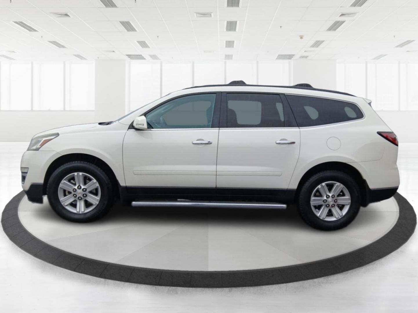 2014 White Chevrolet Traverse 2LT FWD (1GNKRHKDXEJ) with an 3.6L V6 DOHC 24V engine, 6-Speed Automatic transmission, located at 401 Woodman Dr, Riverside, OH, 45431, (937) 908-9800, 39.760899, -84.123421 - Photo#5