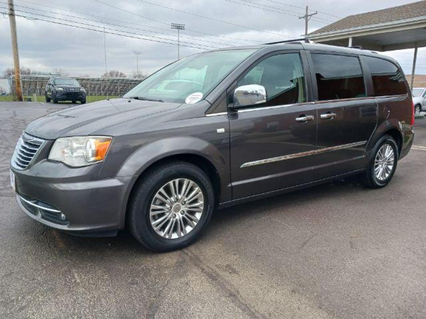 2014 Granite Crystal Met CC Chrysler Town and Country Touring-L (2C4RC1CG8ER) with an 3.6L V6 DOHC 24V engine, 6-Speed Automatic transmission, located at 401 Woodman Dr, Riverside, OH, 45431, (937) 908-9800, 39.760899, -84.123421 - Photo#2