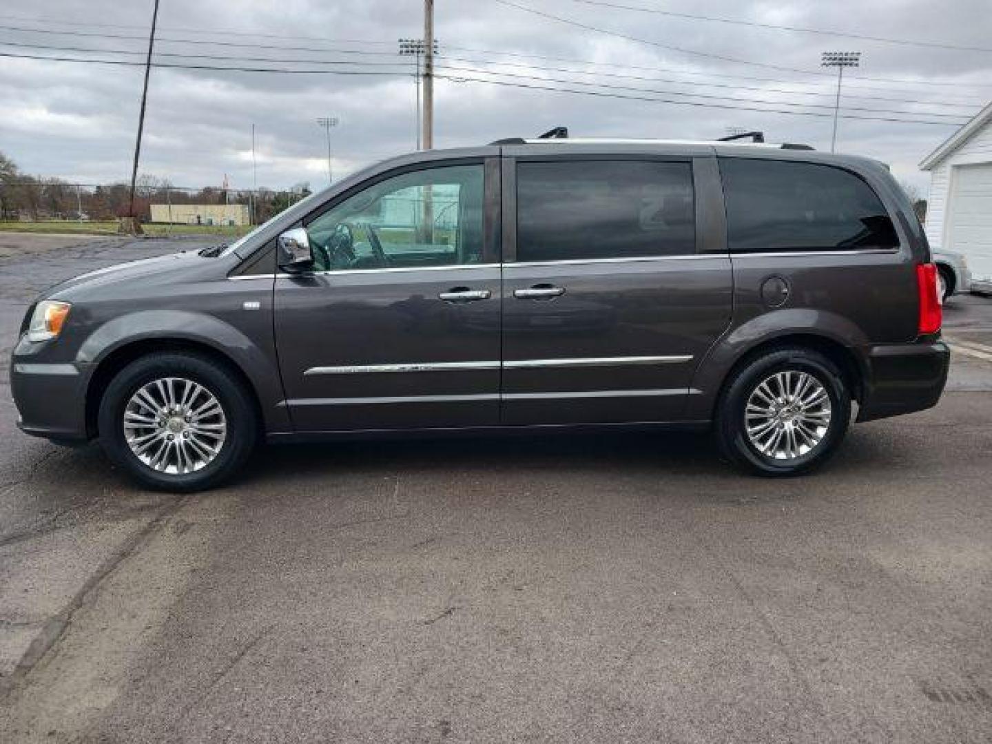 2014 Granite Crystal Met CC Chrysler Town and Country Touring-L (2C4RC1CG8ER) with an 3.6L V6 DOHC 24V engine, 6-Speed Automatic transmission, located at 401 Woodman Dr, Riverside, OH, 45431, (937) 908-9800, 39.760899, -84.123421 - Photo#3