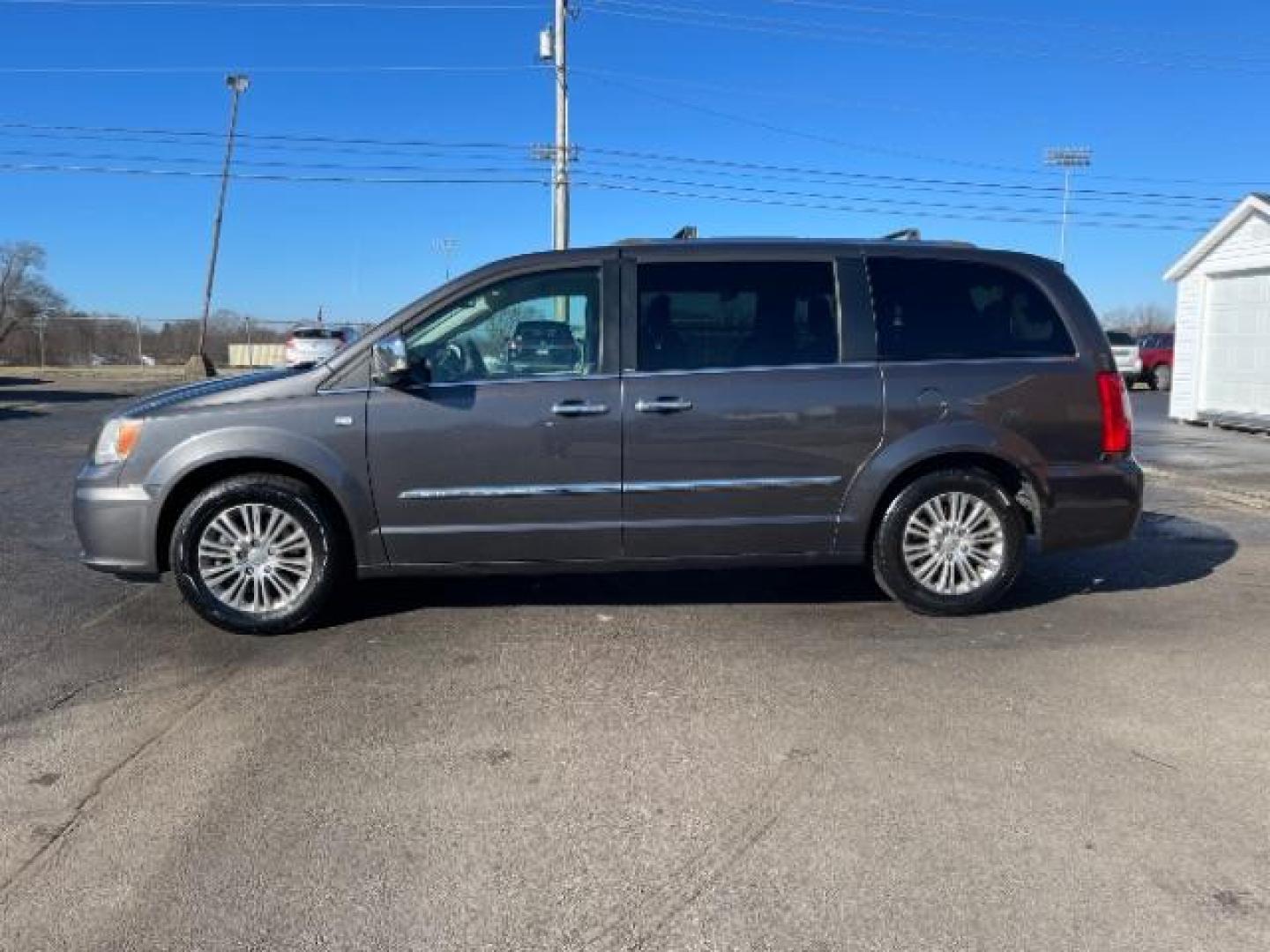 2014 Maximum Steel Metallic CC Chrysler Town and Country Touring-L (2C4RC1CG4ER) with an 3.6L V6 DOHC 24V engine, 6-Speed Automatic transmission, located at 1099 N County Rd 25A , Troy, OH, 45373, (937) 908-9800, 40.057079, -84.212883 - Photo#5