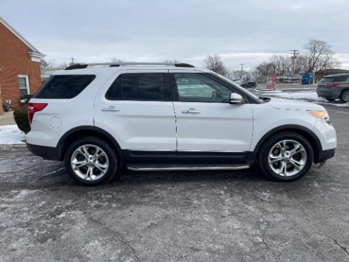 2014 White Platinum Met TC Ford Explorer Limited 4WD (1FM5K8F8XEG) with an 3.5L V6 DOHC 24V engine, 6-Speed Automatic transmission, located at 401 Woodman Dr, Riverside, OH, 45431, (937) 908-9800, 39.760899, -84.123421 - Photo#2