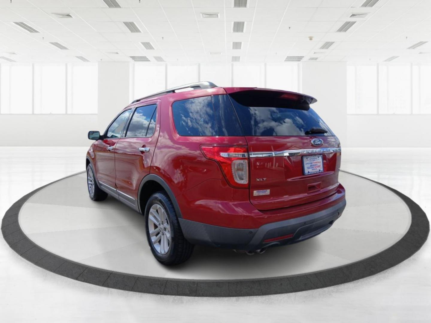 2014 Ruby Red Met Tinted CC Ford Explorer XLT 4WD (1FM5K8D8XEG) with an 3.5L V6 DOHC 24V engine, 6-Speed Automatic transmission, located at 1230 East Main St, Xenia, OH, 45385, (937) 908-9800, 39.688026, -83.910172 - Photo#4