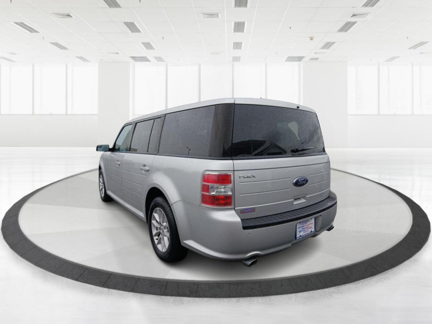 2014 Ingot Silver Metallic Ford Flex SE FWD (2FMGK5B8XEB) with an 3.5L V6 DOHC 24V engine, 6-Speed Automatic Overdrive transmission, located at 8750 N County Rd 25A, Piqua, OH, 45356, (937) 908-9800, 40.164391, -84.232513 - Photo#4