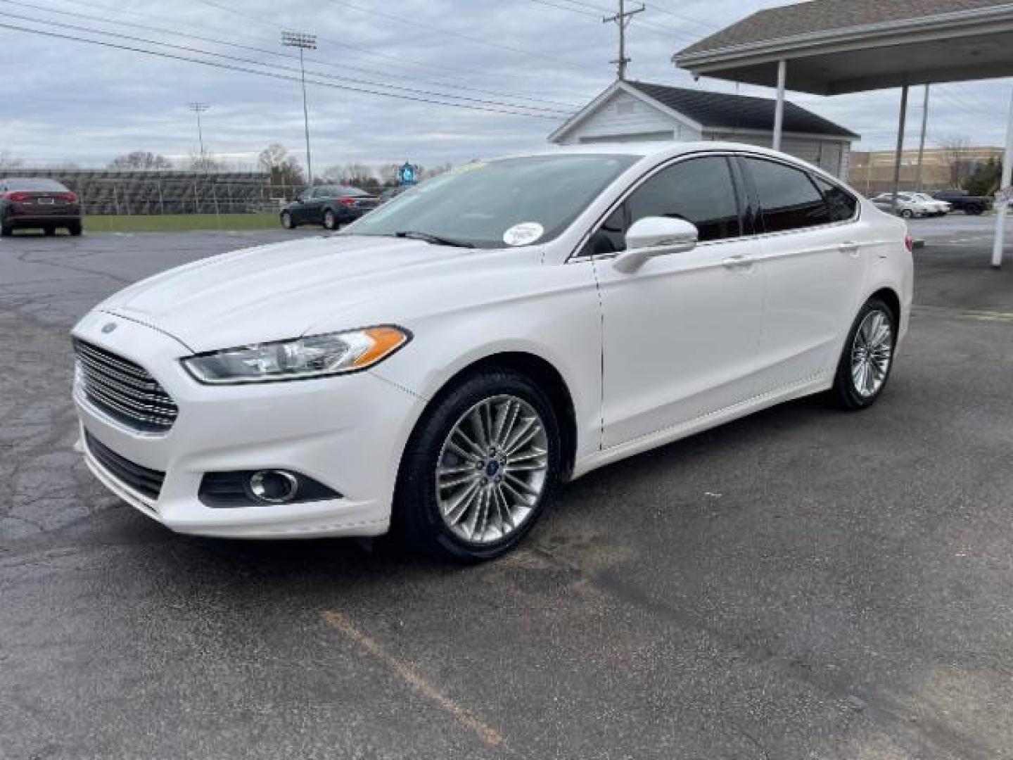 2014 White Platinum TC Met Ford Fusion SE (3FA6P0H97ER) with an 2.0L L4 DOHC 16V engine, located at 1184 Kauffman Ave, Fairborn, OH, 45324, (937) 908-9800, 39.807072, -84.030914 - Photo#1