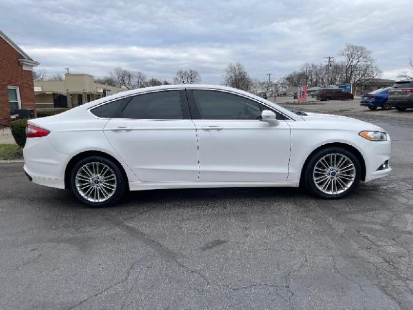 2014 White Platinum TC Met Ford Fusion SE (3FA6P0H97ER) with an 2.0L L4 DOHC 16V engine, located at 1184 Kauffman Ave, Fairborn, OH, 45324, (937) 908-9800, 39.807072, -84.030914 - Photo#3