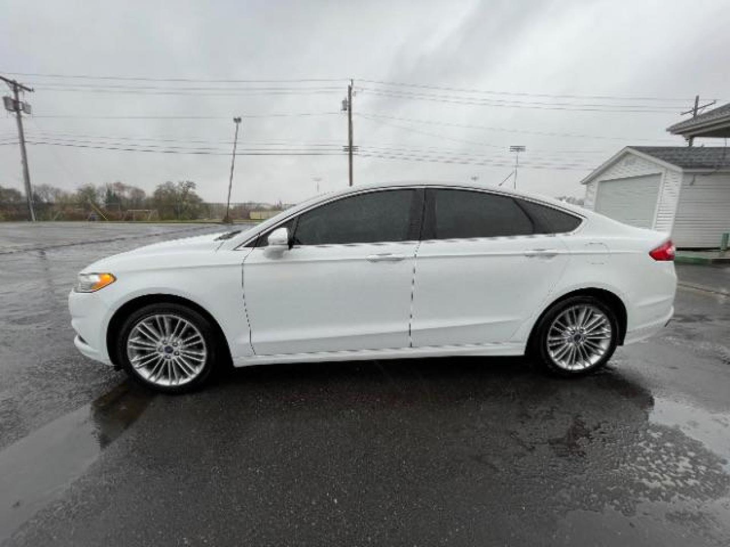 2014 Oxford White Ford Fusion SE (3FA6P0H96ER) with an 2.0L L4 DOHC 16V engine, located at 1184 Kauffman Ave, Fairborn, OH, 45324, (937) 908-9800, 39.807072, -84.030914 - Photo#2