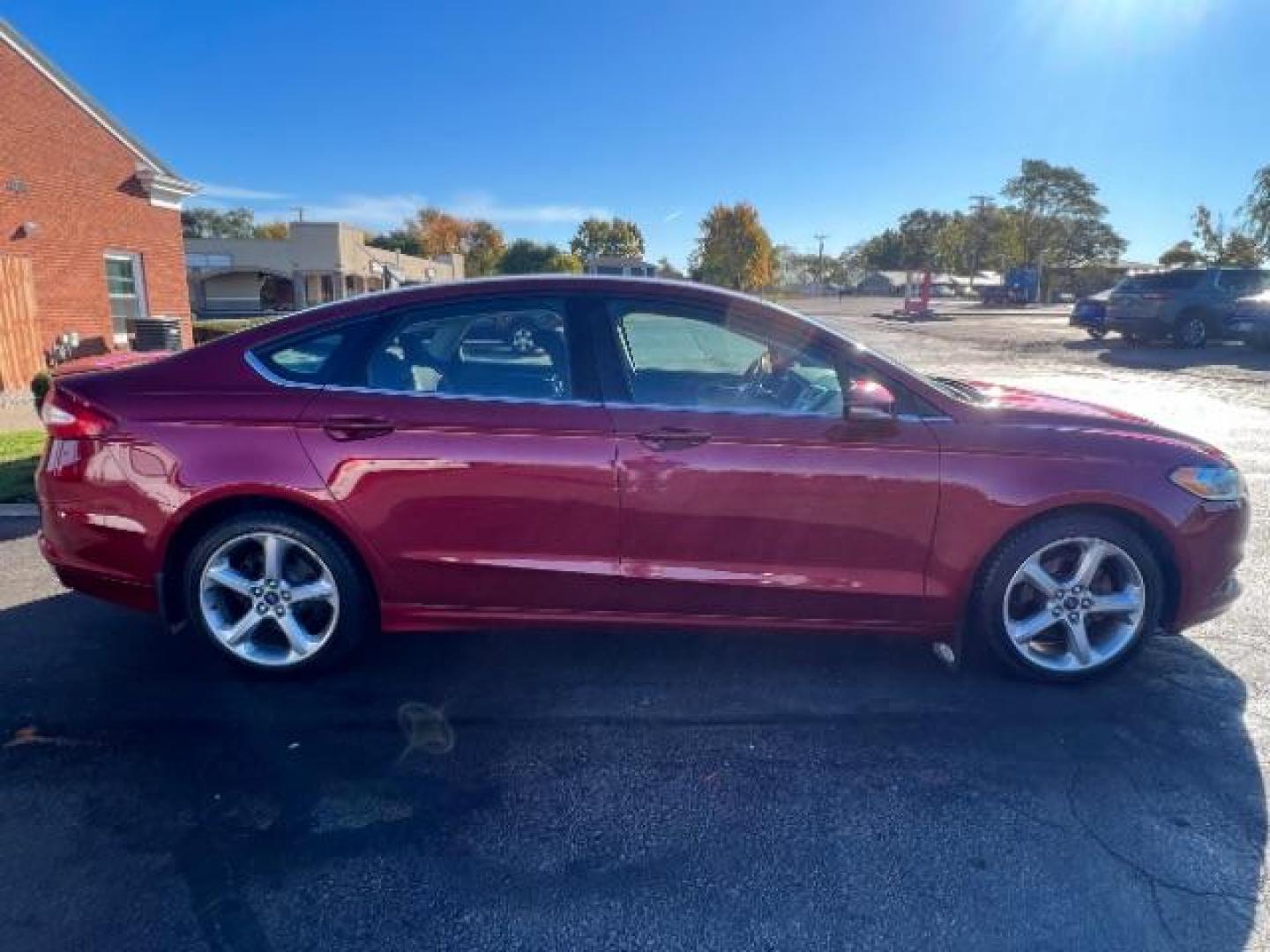 2014 Ruby Red Met Tinted CC Ford Fusion SE (3FA6P0H77ER) with an 2.5L L4 DOHC 16V engine, located at 1184 Kauffman Ave, Fairborn, OH, 45324, (937) 908-9800, 39.807072, -84.030914 - Photo#5