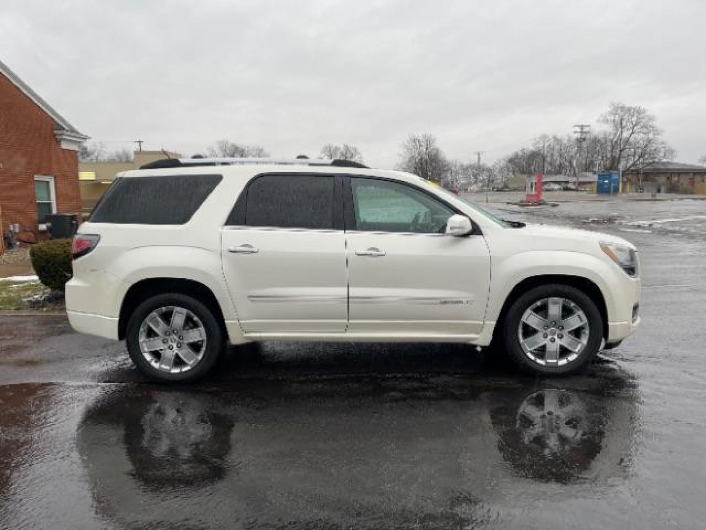 2014 White Diamond Tricoat GMC Acadia Denali AWD (1GKKVTKD0EJ) with an 3.6L V6 DOHC 24V engine, 6-Speed Automatic transmission, located at 1099 N County Rd 25A , Troy, OH, 45373, (937) 908-9800, 40.057079, -84.212883 - Photo#3