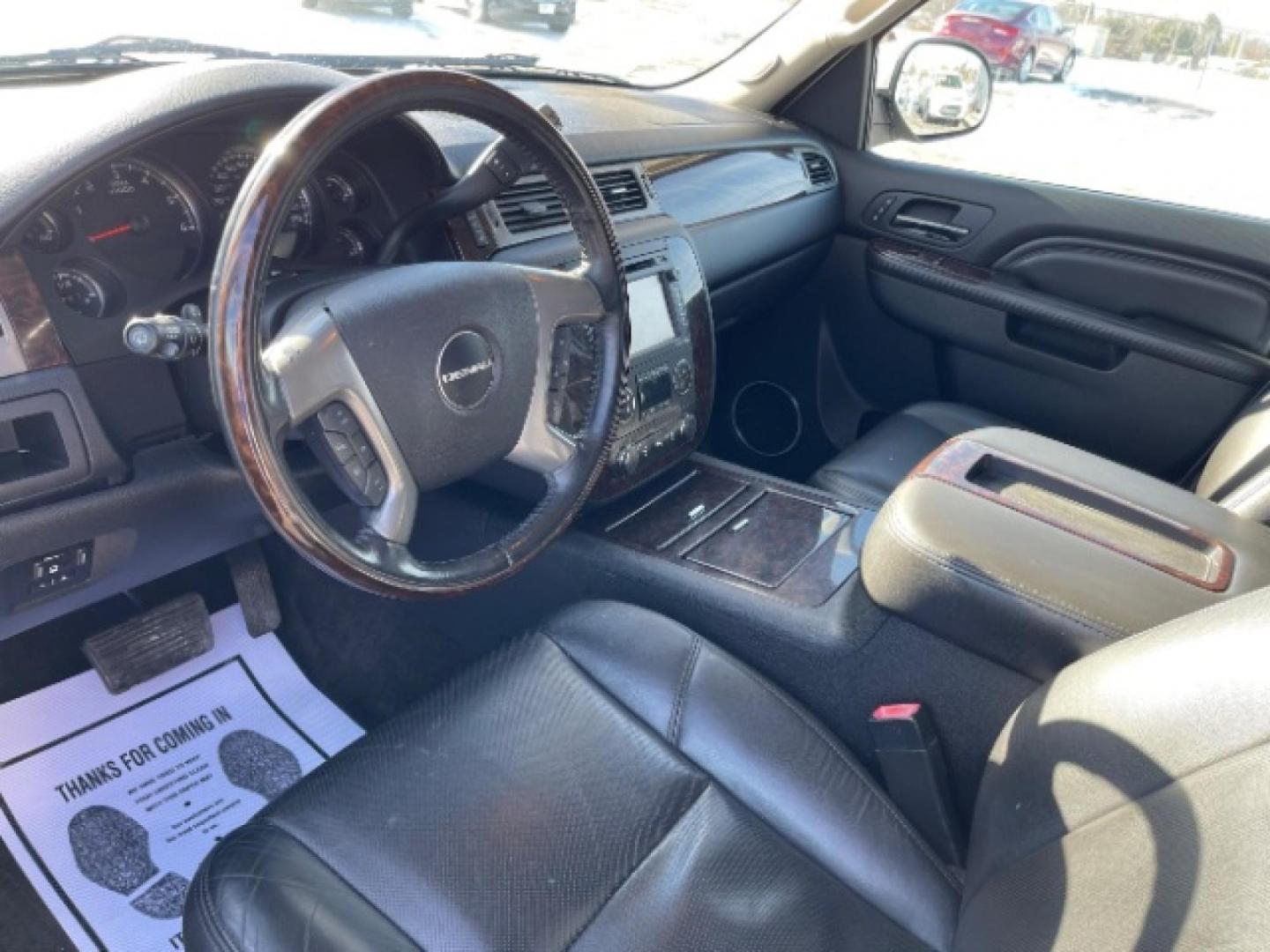 2014 White Diamond Tricoat GMC Yukon Denali 4WD (1GKS2EEFXER) with an 6.2L V8 OHV 16V engine, 6-Speed Automatic transmission, located at 4508 South Dixie Dr, Moraine, OH, 45439, (937) 908-9800, 39.689976, -84.218452 - Photo#14