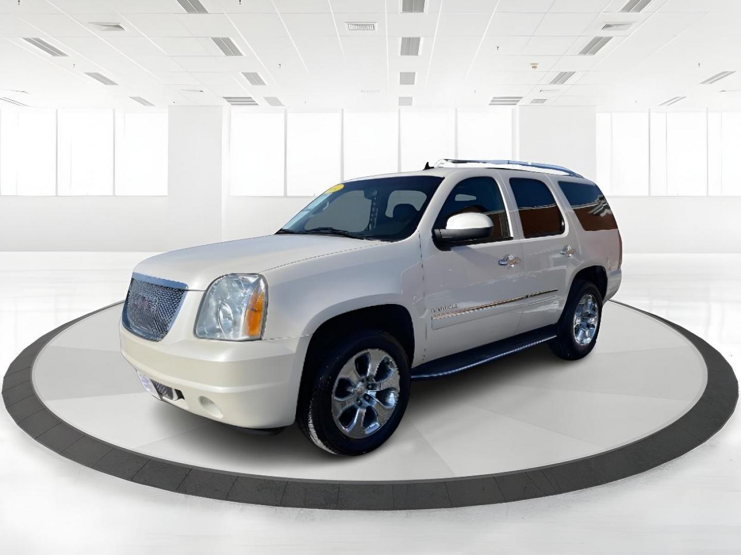 2014 White Diamond Tricoat GMC Yukon Denali (1GKS2EEFXER) with an 6.2L V8 OHV 16V engine, 6-Speed Automatic transmission, located at 4508 South Dixie Dr, Moraine, OH, 45439, (937) 908-9800, 39.689976, -84.218452 - Photo#5