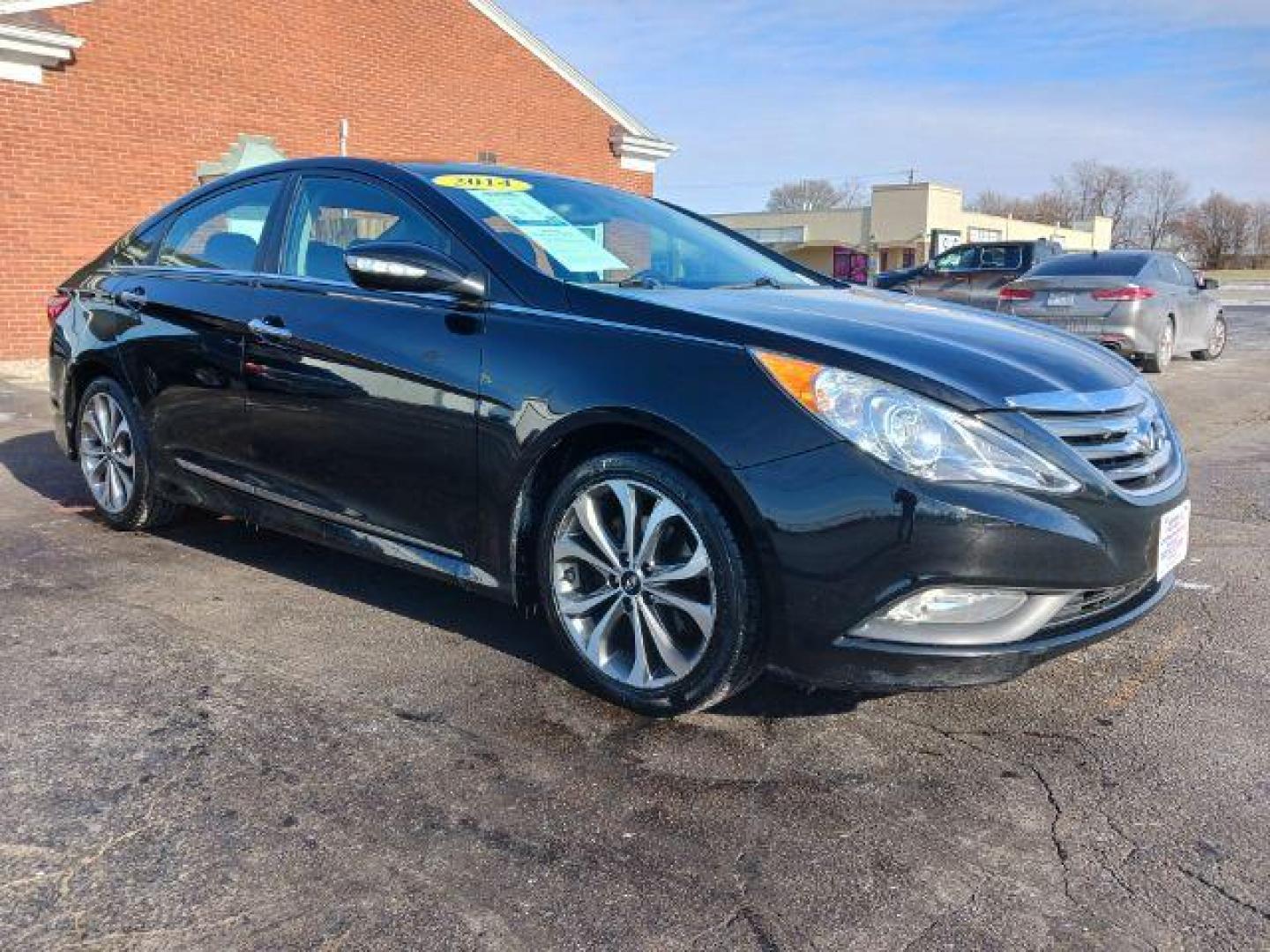 2014 Phantom Black Metallic Hyundai Sonata SE Auto (5NPEC4AC0EH) with an 2.4L L4 DOHC 16V engine, 6-Speed Automatic transmission, located at 880 E. National Road, Vandalia, OH, 45377, (937) 908-9800, 39.891918, -84.183594 - Photo#0