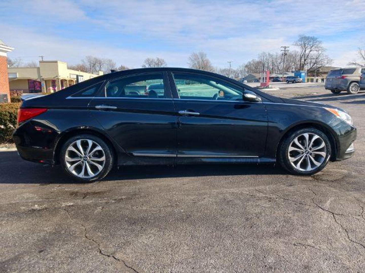 2014 Phantom Black Metallic Hyundai Sonata SE Auto (5NPEC4AC0EH) with an 2.4L L4 DOHC 16V engine, 6-Speed Automatic transmission, located at 880 E. National Road, Vandalia, OH, 45377, (937) 908-9800, 39.891918, -84.183594 - Photo#4