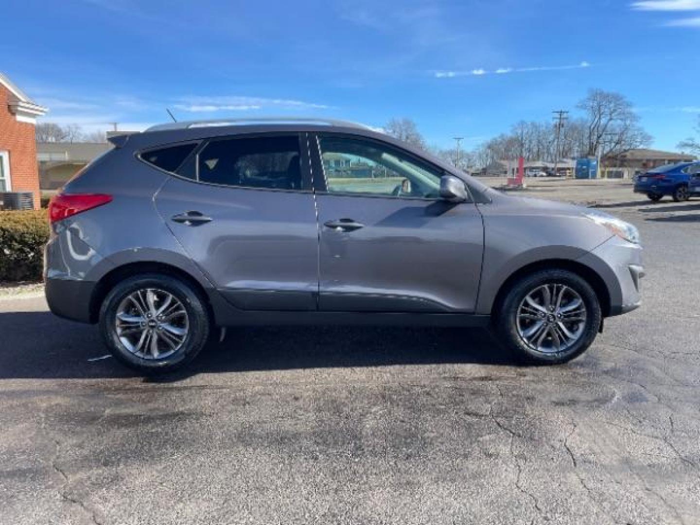 2014 Shadow Grey Hyundai Tucson GLS 2WD (KM8JU3AG9EU) with an 2.4L L4 DOHC 16V engine, 6-Speed Automatic transmission, located at 4508 South Dixie Dr, Moraine, OH, 45439, (937) 908-9800, 39.689976, -84.218452 - Photo#4