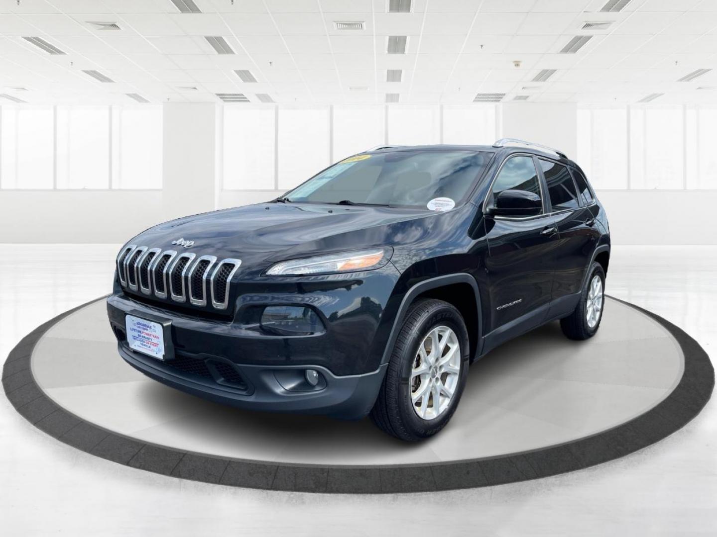 2014 Brilliant Black Crystal P Jeep Cherokee (1C4PJMCS4EW) with an 3.2L V6 DOHC 24V engine, 9-Speed Automatic transmission, located at 1230 East Main St, Xenia, OH, 45385, (937) 908-9800, 39.688026, -83.910172 - Photo#7