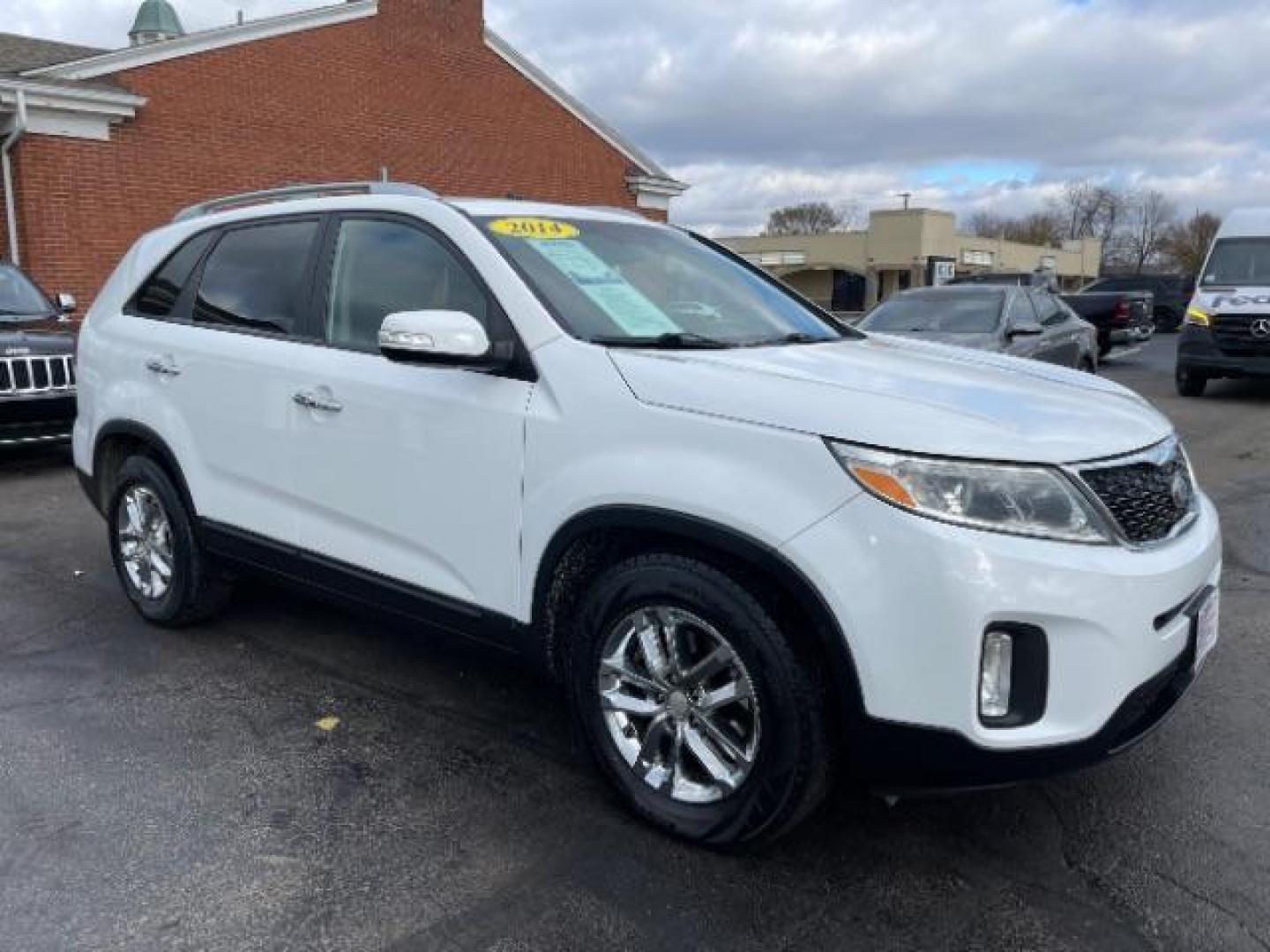 2014 White Kia Sorento LX 2WD (5XYKT3A64EG) with an 2.4L L4 DOHC 16V engine, 6-Speed Automatic transmission, located at 1230 East Main St, Xenia, OH, 45385, (937) 908-9800, 39.688026, -83.910172 - Photo#0