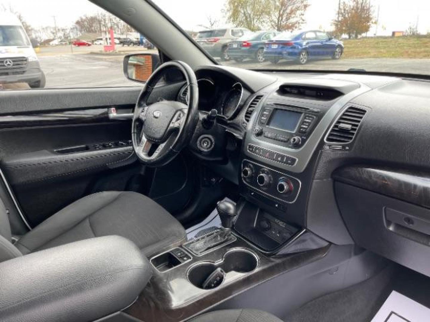 2014 White Kia Sorento LX 2WD (5XYKT3A64EG) with an 2.4L L4 DOHC 16V engine, 6-Speed Automatic transmission, located at 1230 East Main St, Xenia, OH, 45385, (937) 908-9800, 39.688026, -83.910172 - Photo#7