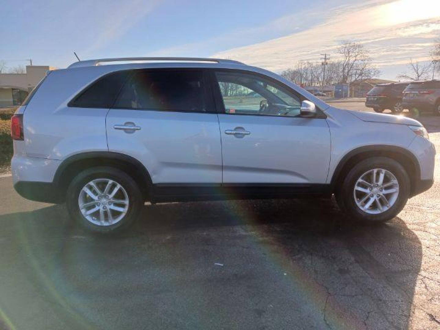 2014 Silver Kia Sorento LX 2WD (5XYKT3A67EG) with an 2.4L L4 DOHC 16V engine, 6-Speed Automatic transmission, located at 1951 S Dayton Lakeview Rd., New Carlisle, OH, 45344, (937) 908-9800, 39.890999, -84.050255 - Photo#4