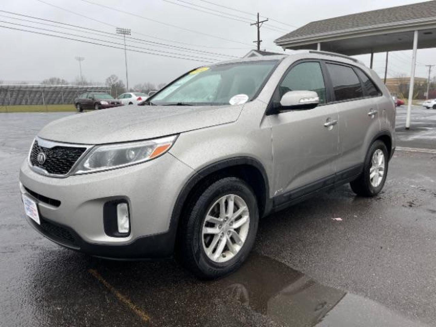 2014 Silver Kia Sorento LX AWD (5XYKTCA60EG) with an 2.4L L4 DOHC 16V engine, 6-Speed Automatic transmission, located at 1230 East Main St, Xenia, OH, 45385, (937) 908-9800, 39.688026, -83.910172 - Photo#2