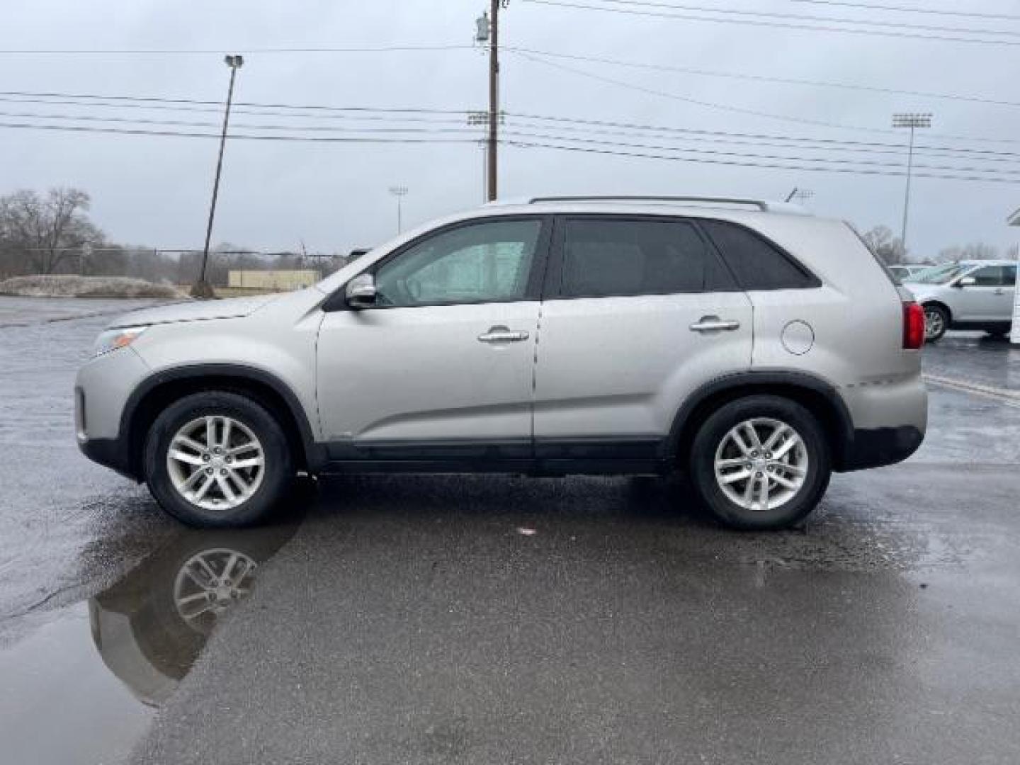 2014 Silver Kia Sorento LX AWD (5XYKTCA60EG) with an 2.4L L4 DOHC 16V engine, 6-Speed Automatic transmission, located at 1230 East Main St, Xenia, OH, 45385, (937) 908-9800, 39.688026, -83.910172 - Photo#4