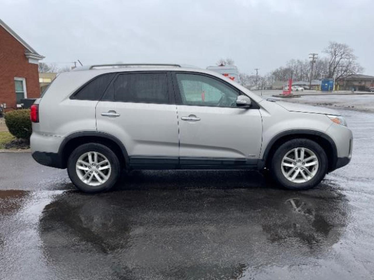 2014 Silver Kia Sorento LX AWD (5XYKTCA60EG) with an 2.4L L4 DOHC 16V engine, 6-Speed Automatic transmission, located at 1230 East Main St, Xenia, OH, 45385, (937) 908-9800, 39.688026, -83.910172 - Photo#6