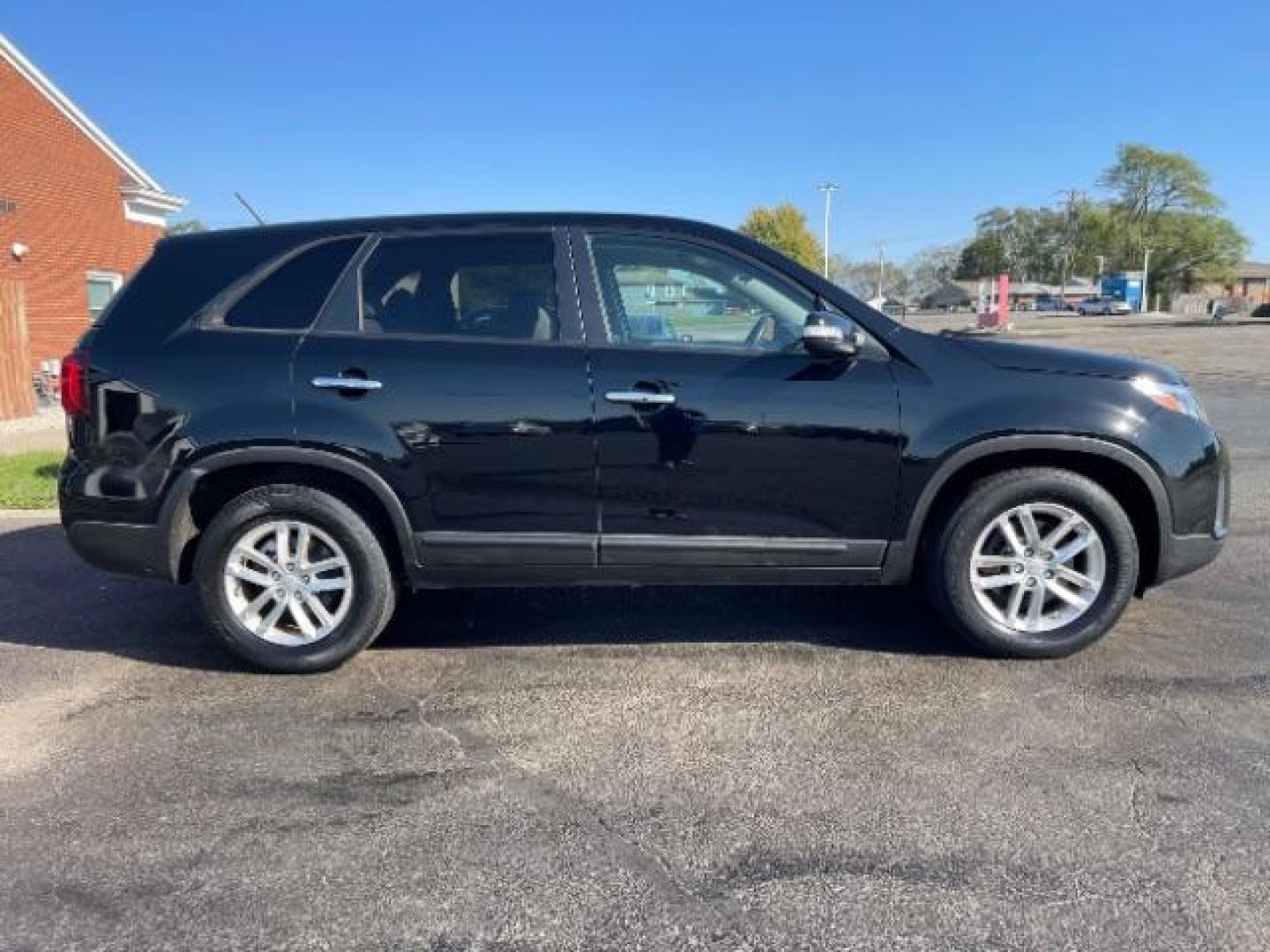 2014 Black Kia Sorento LX 2WD (5XYKT3A65EG) with an 2.4L L4 DOHC 16V engine, 6-Speed Automatic transmission, located at 1951 S Dayton Lakeview Rd., New Carlisle, OH, 45344, (937) 908-9800, 39.890999, -84.050255 - 2014 Kia Sorento LX 2WD - Photo#16