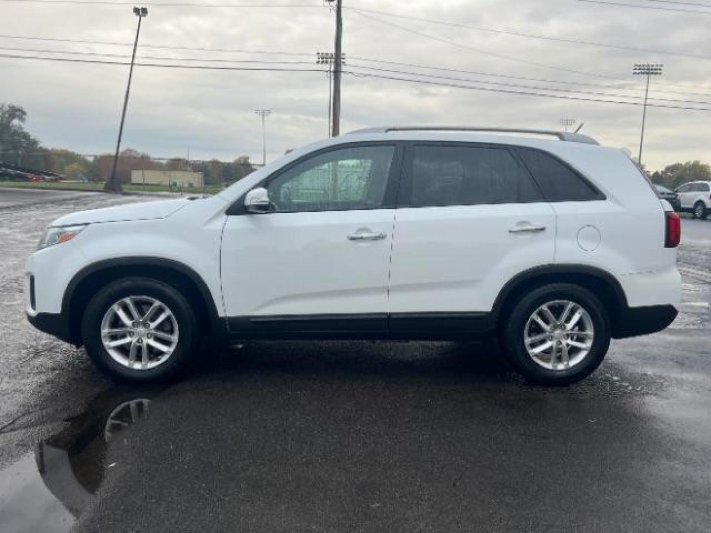 2014 White Kia Sorento LX 2WD (5XYKT3A68EG) with an 2.4L L4 DOHC 16V engine, 6-Speed Automatic transmission, located at 1099 N County Rd 25A , Troy, OH, 45373, (937) 908-9800, 40.057079, -84.212883 - Photo#3